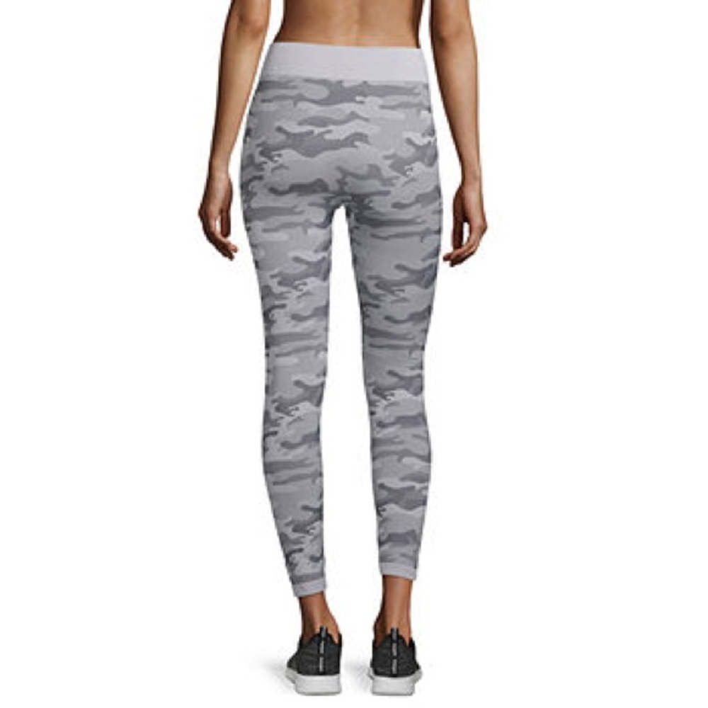 donating February 26 😘
camo Seamless leggings - Picture 2 of 3
